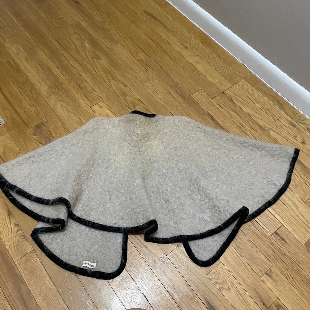Vintage 60s 100% Mohair Knit Capelet Cream Black Trim Fuzzy Shrug Wrap One Size - Picture 6 of 6